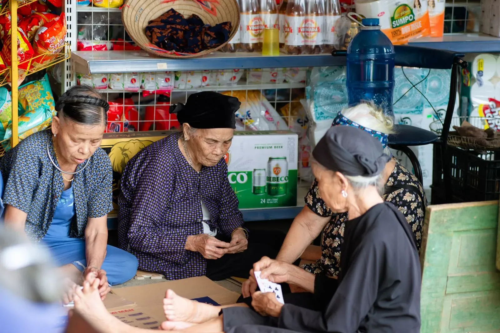 Ảnh đánh bài của các cụ bà ở chợ Hà Giang